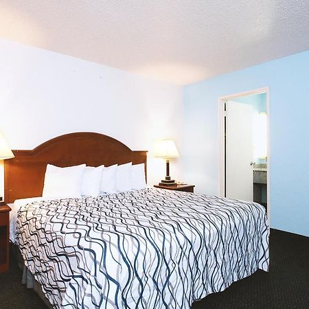 Sky-Palace Inn & Suites Wichita East מראה חיצוני תמונה