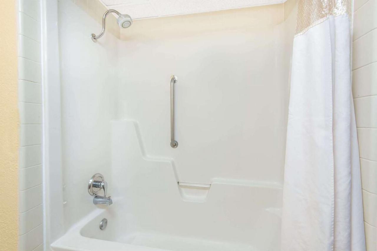 Sky-Palace Inn & Suites Wichita East מראה חיצוני תמונה