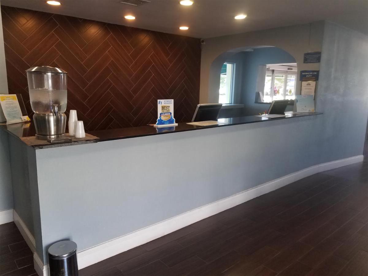 Sky-Palace Inn & Suites Wichita East מראה חיצוני תמונה