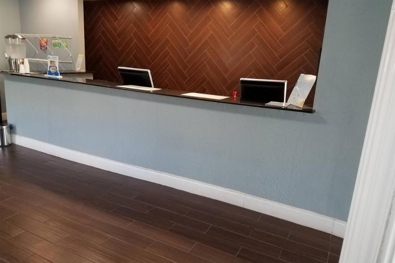 Sky-Palace Inn & Suites Wichita East מראה חיצוני תמונה