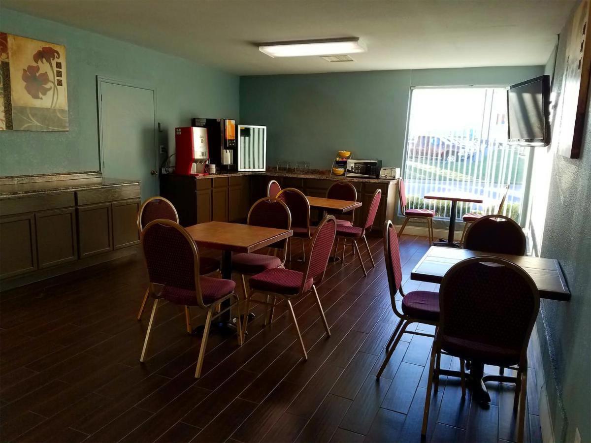 Sky-Palace Inn & Suites Wichita East מראה חיצוני תמונה