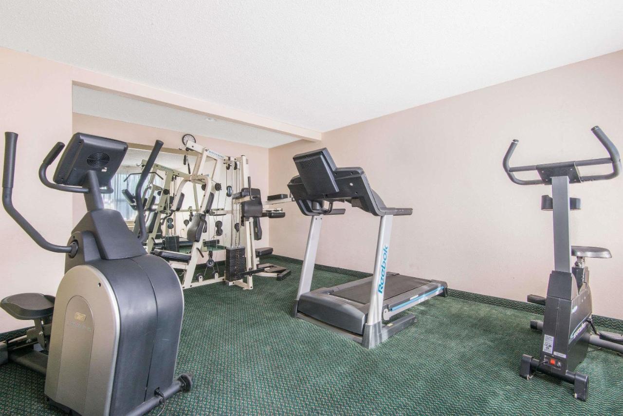 Sky-Palace Inn & Suites Wichita East מראה חיצוני תמונה