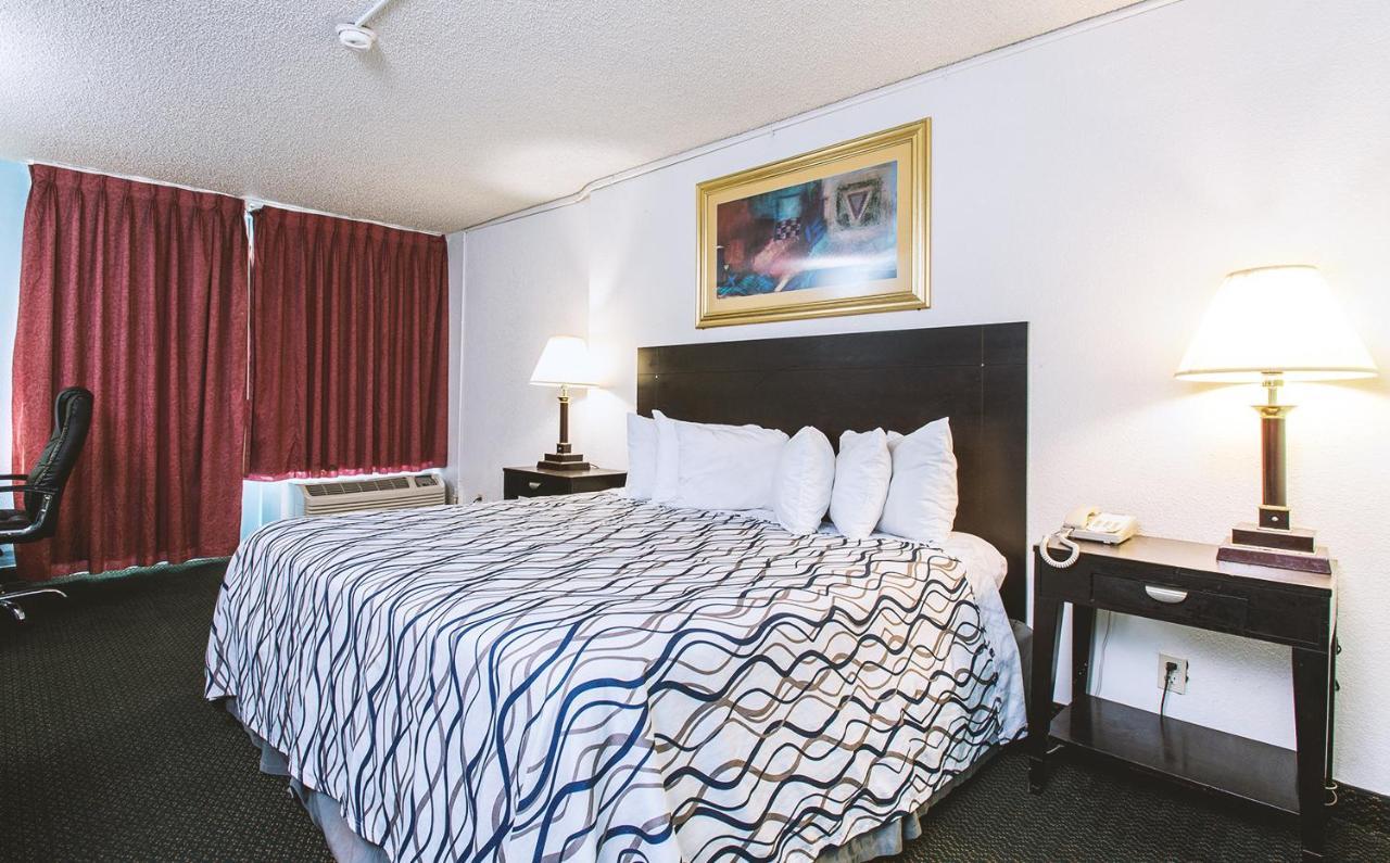 Sky-Palace Inn & Suites Wichita East מראה חיצוני תמונה