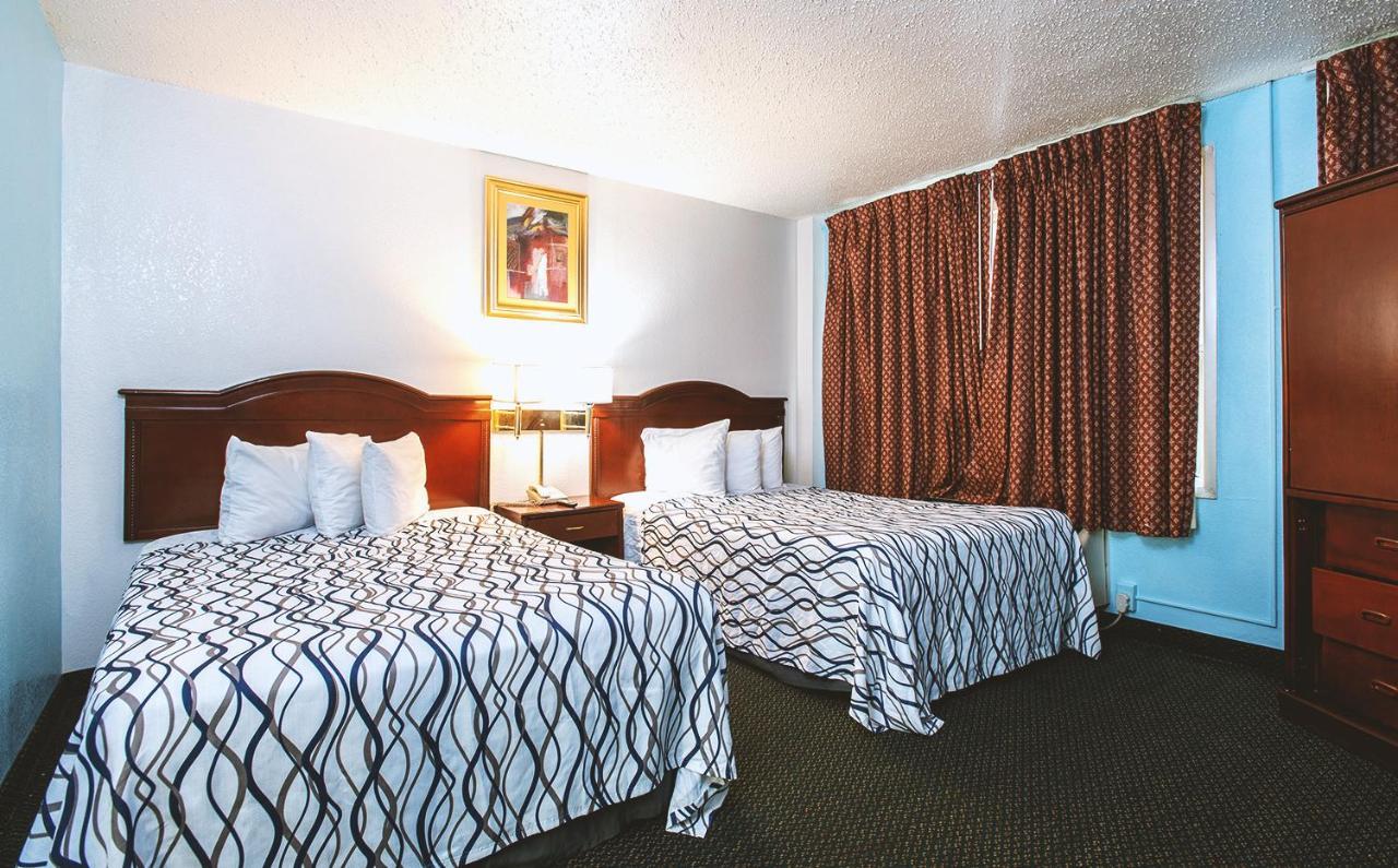 Sky-Palace Inn & Suites Wichita East מראה חיצוני תמונה