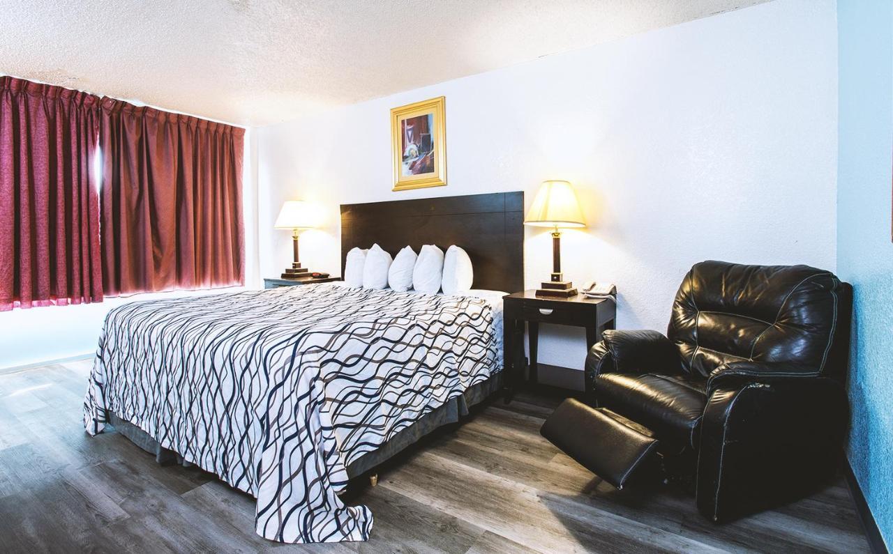 Sky-Palace Inn & Suites Wichita East מראה חיצוני תמונה