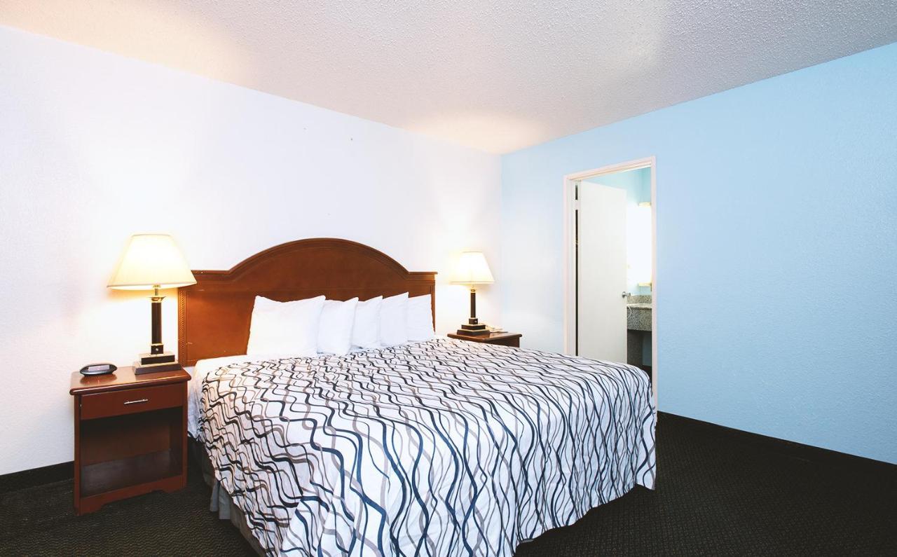 Sky-Palace Inn & Suites Wichita East מראה חיצוני תמונה